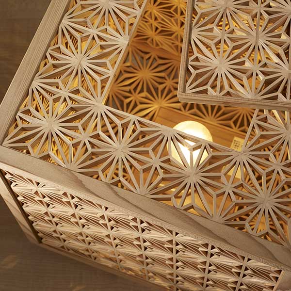 Artisanat kumiko　Lanterne andon - Grande, cubique, feuilles de chanvre sur les quatre côtés, cèdre d’Akita, W29×H34×D29cm